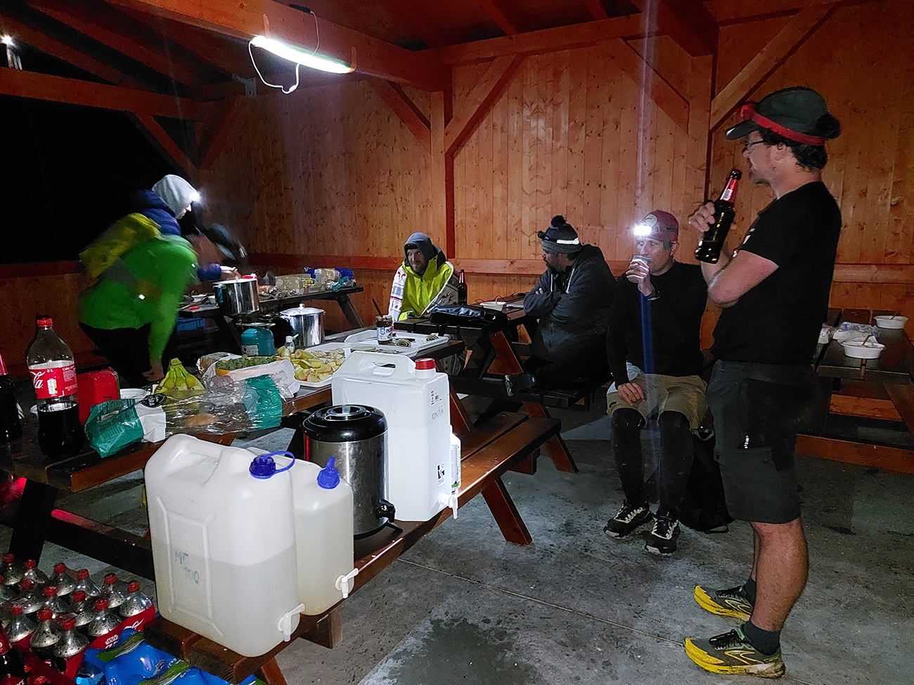 Stará_Voda:_prvý_krmelec,_pred_najväčším_mordorom.